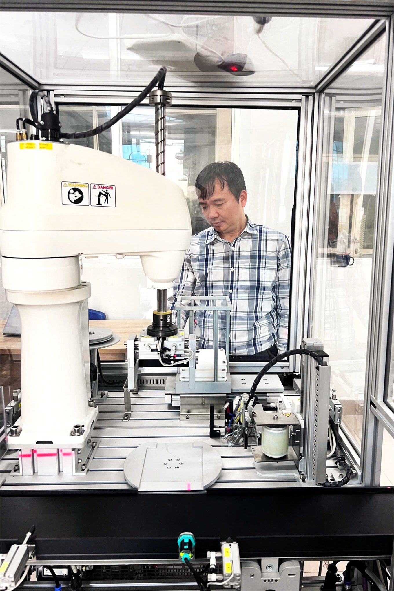 Giảng viên Trường Điện – Điện tử, Đại học Công nghiệp tiếp nhận chuyển giao công nghệ công nghiệp 4.0 từ Công ty TNHH SMC Corporation (Việt Nam)