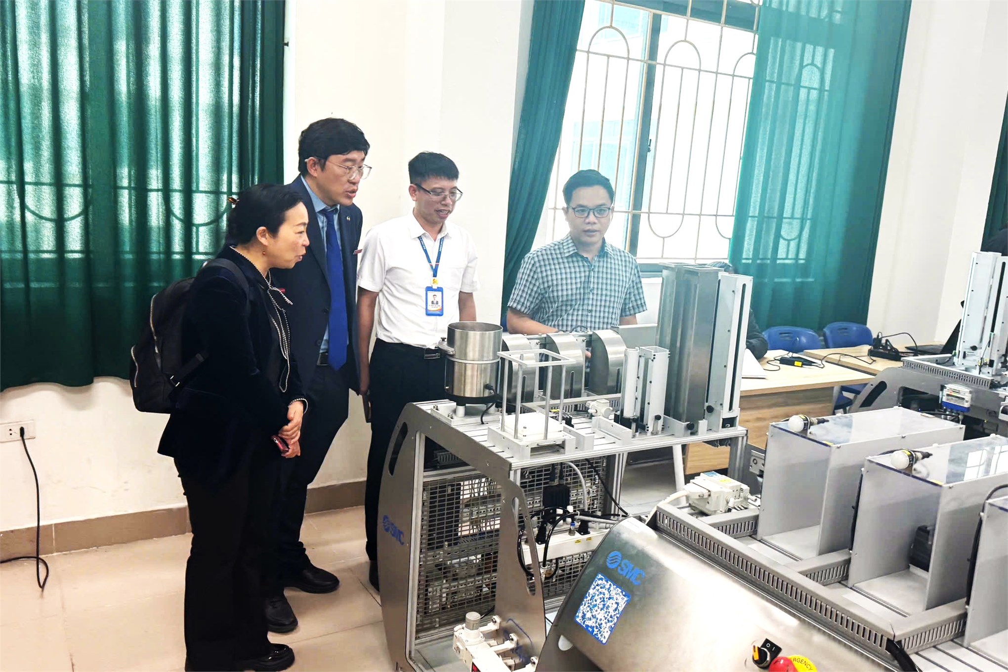 Giảng viên Trường Điện – Điện tử, Đại học Công nghiệp tiếp nhận chuyển giao công nghệ công nghiệp 4.0 từ Công ty TNHH SMC Corporation (Việt Nam)