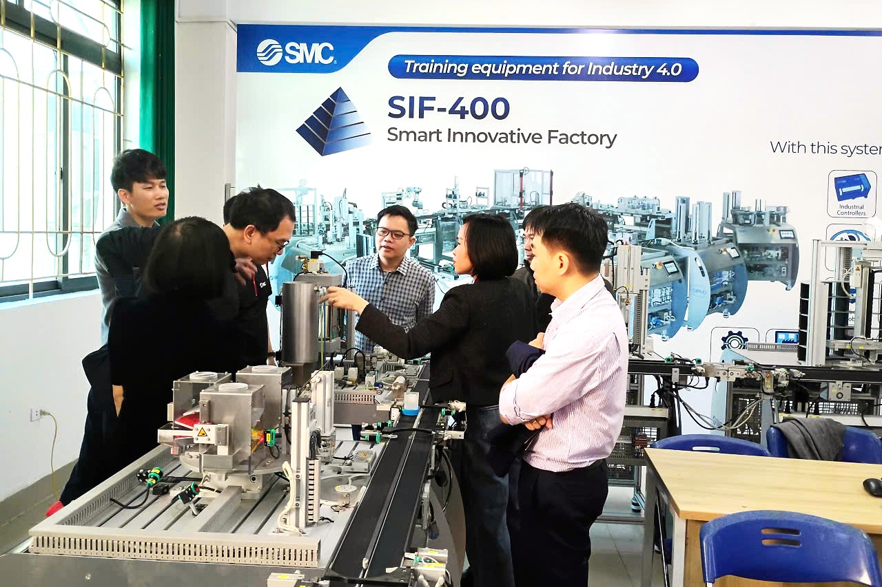Giảng viên Trường Điện – Điện tử, Đại học Công nghiệp tiếp nhận chuyển giao công nghệ công nghiệp 4.0 từ Công ty TNHH SMC Corporation (Việt Nam)