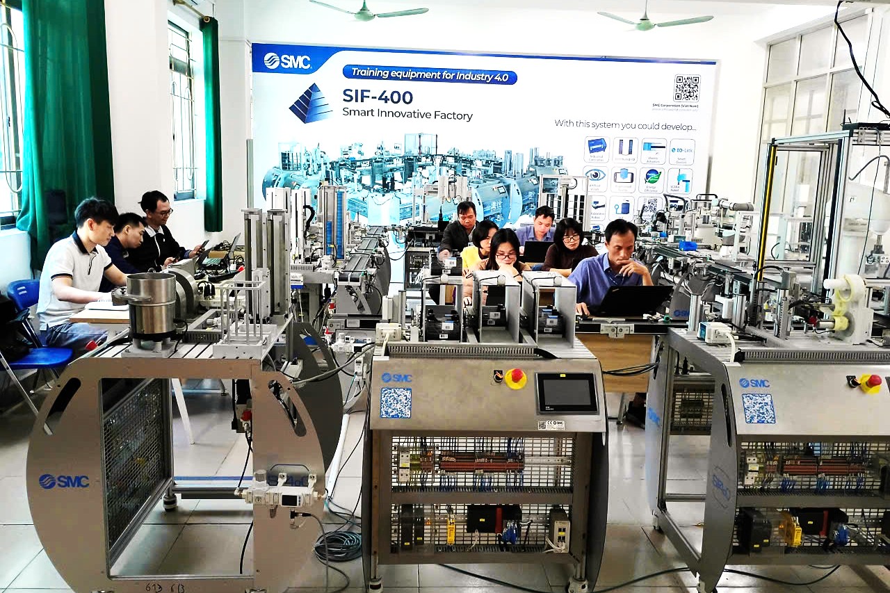 Giảng viên Trường Điện – Điện tử, Đại học Công nghiệp tiếp nhận chuyển giao công nghệ công nghiệp 4.0 từ Công ty TNHH SMC Corporation (Việt Nam)