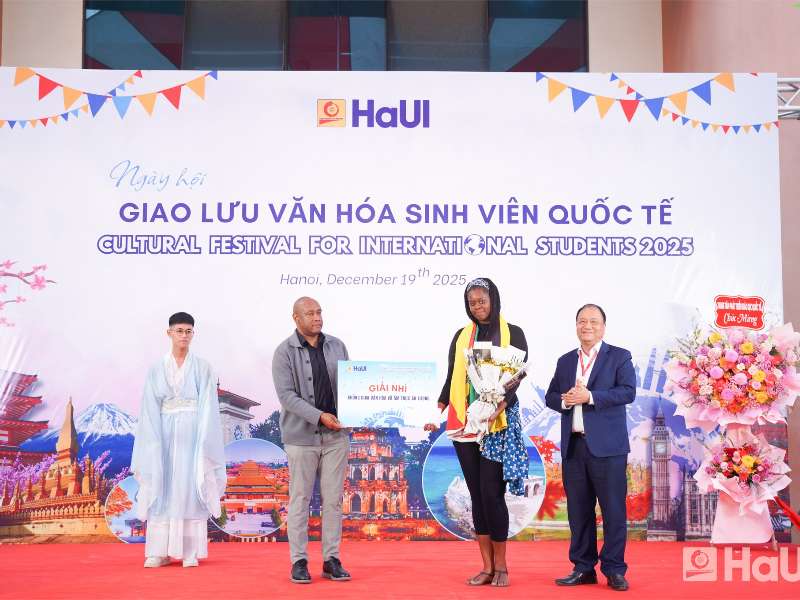 Trường Điện – Điện tử lan tỏa sắc màu văn hóa tại Ngày hội giao lưu sinh viên quốc tế 2025