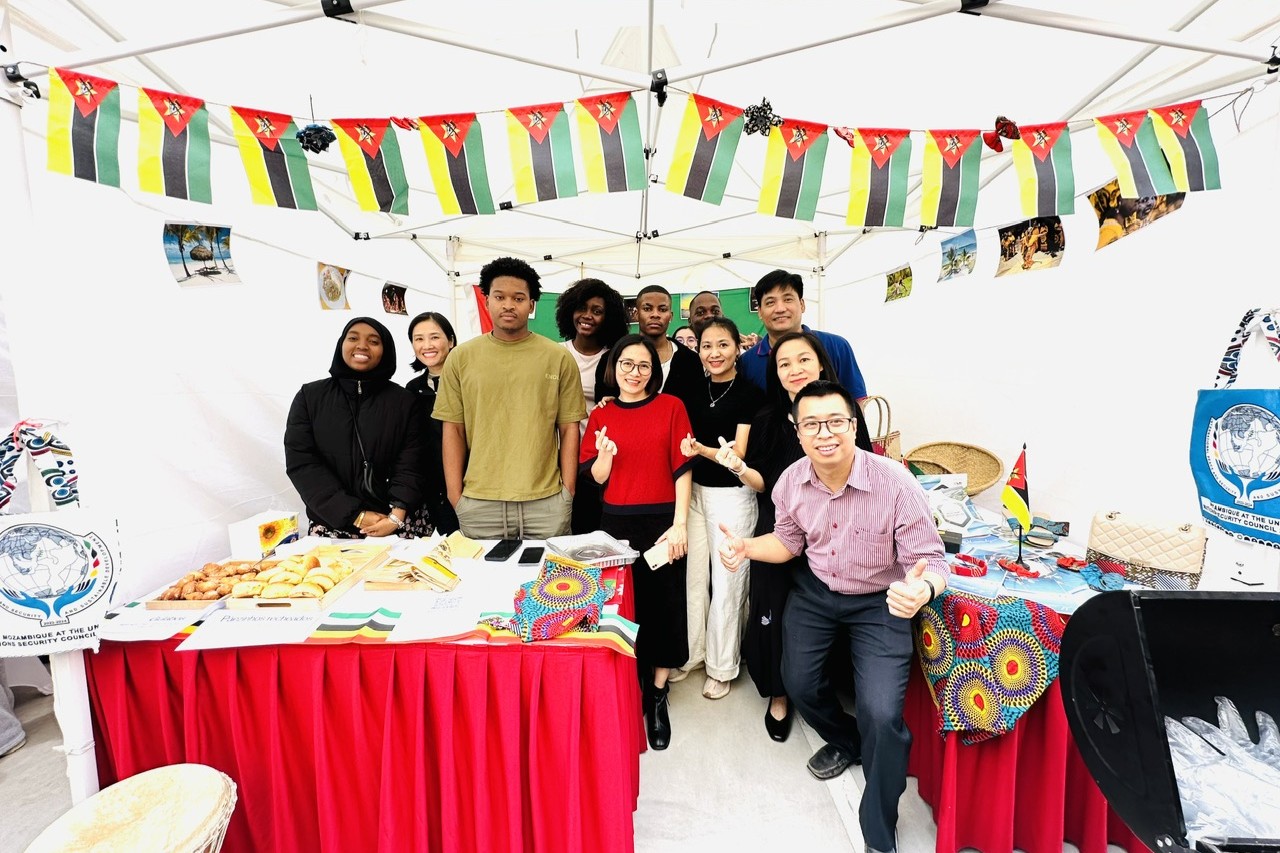 Trường Điện – Điện tử lan tỏa sắc màu văn hóa tại Ngày hội giao lưu sinh viên quốc tế 2025