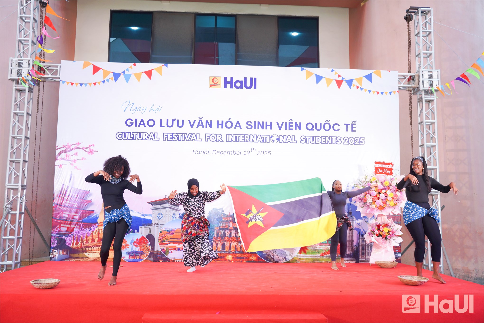 Trường Điện – Điện tử lan tỏa sắc màu văn hóa tại Ngày hội giao lưu sinh viên quốc tế 2025