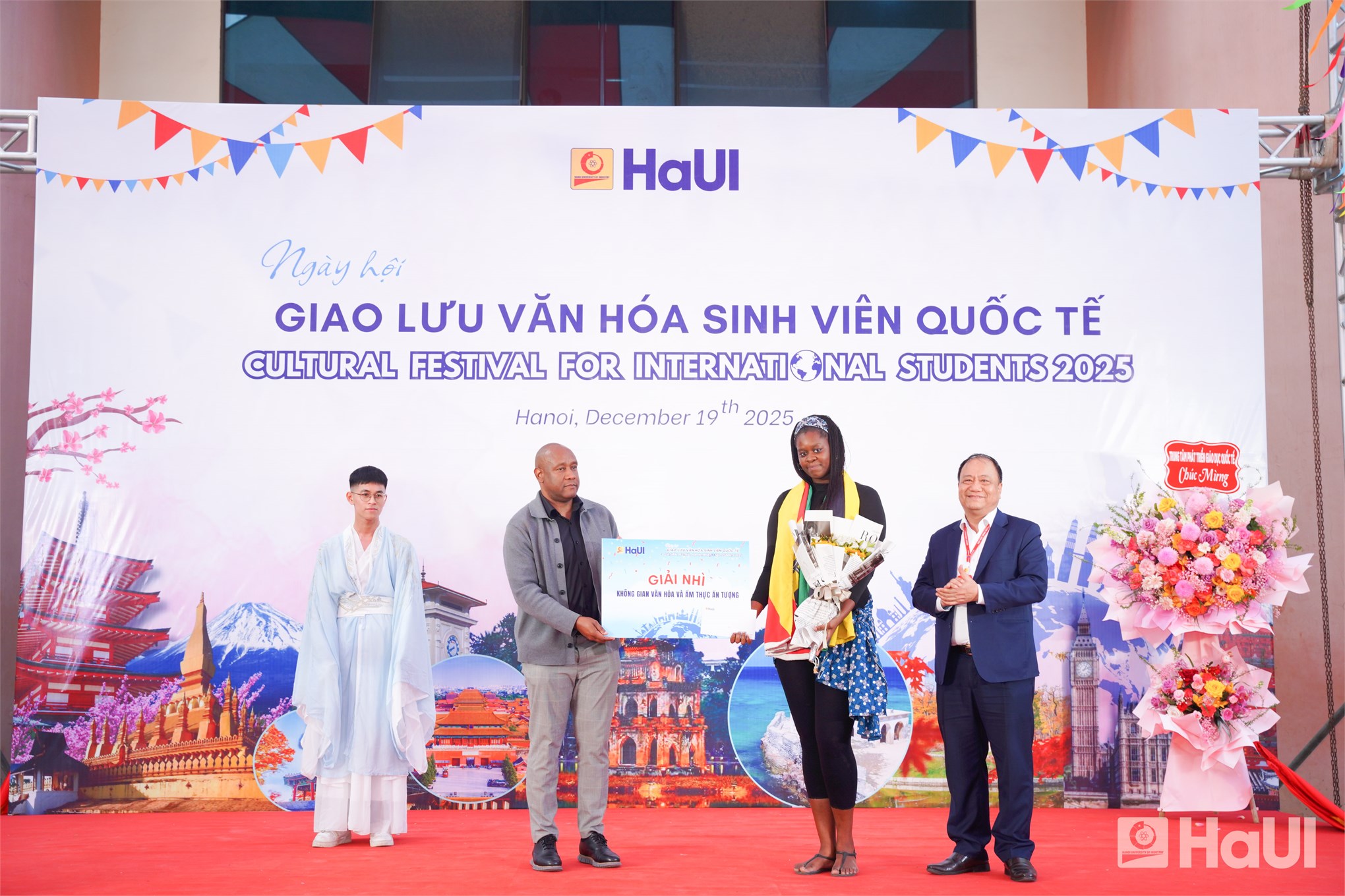 Trường Điện – Điện tử lan tỏa sắc màu văn hóa tại Ngày hội giao lưu sinh viên quốc tế 2025