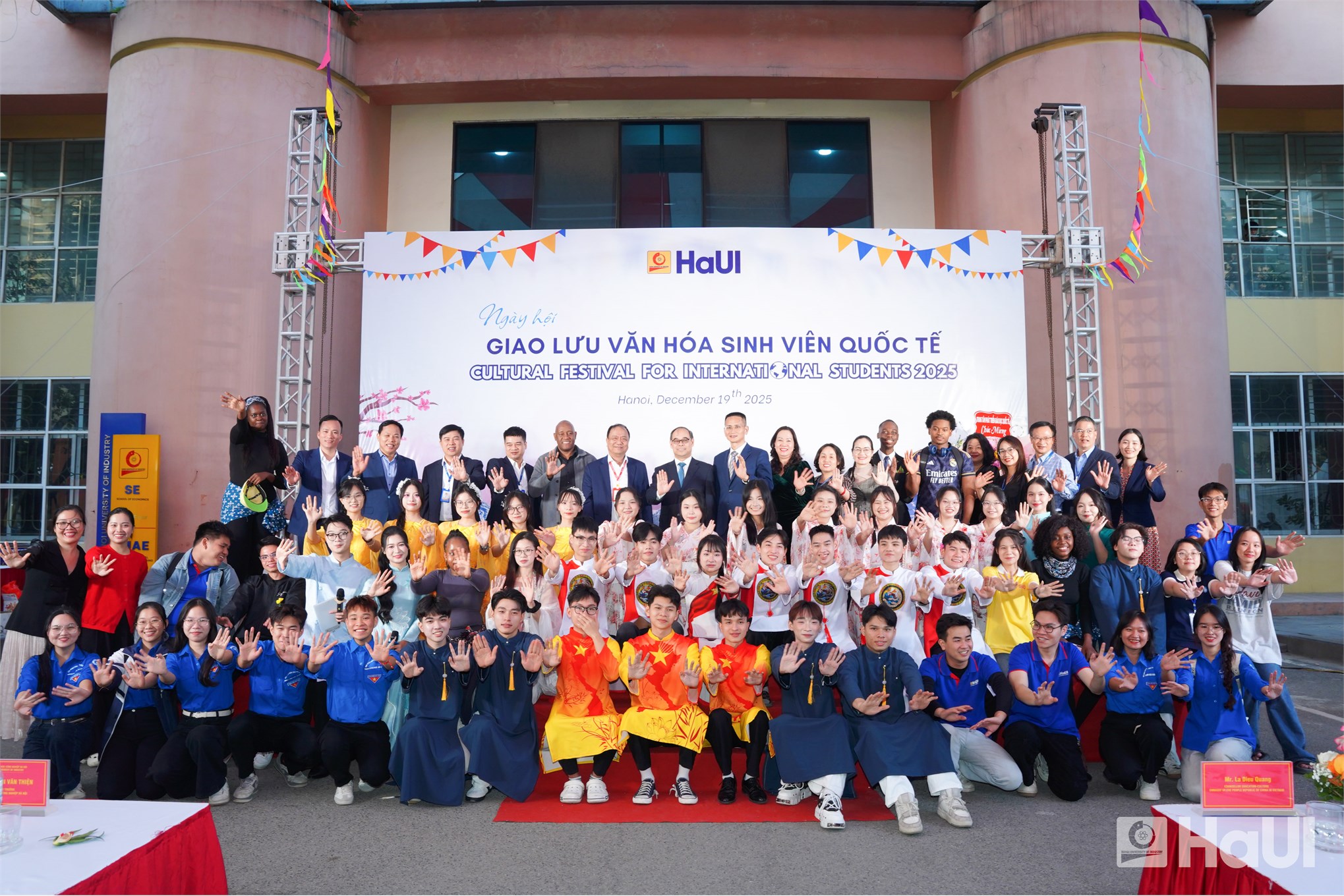 Trường Điện – Điện tử lan tỏa sắc màu văn hóa tại Ngày hội giao lưu sinh viên quốc tế 2025