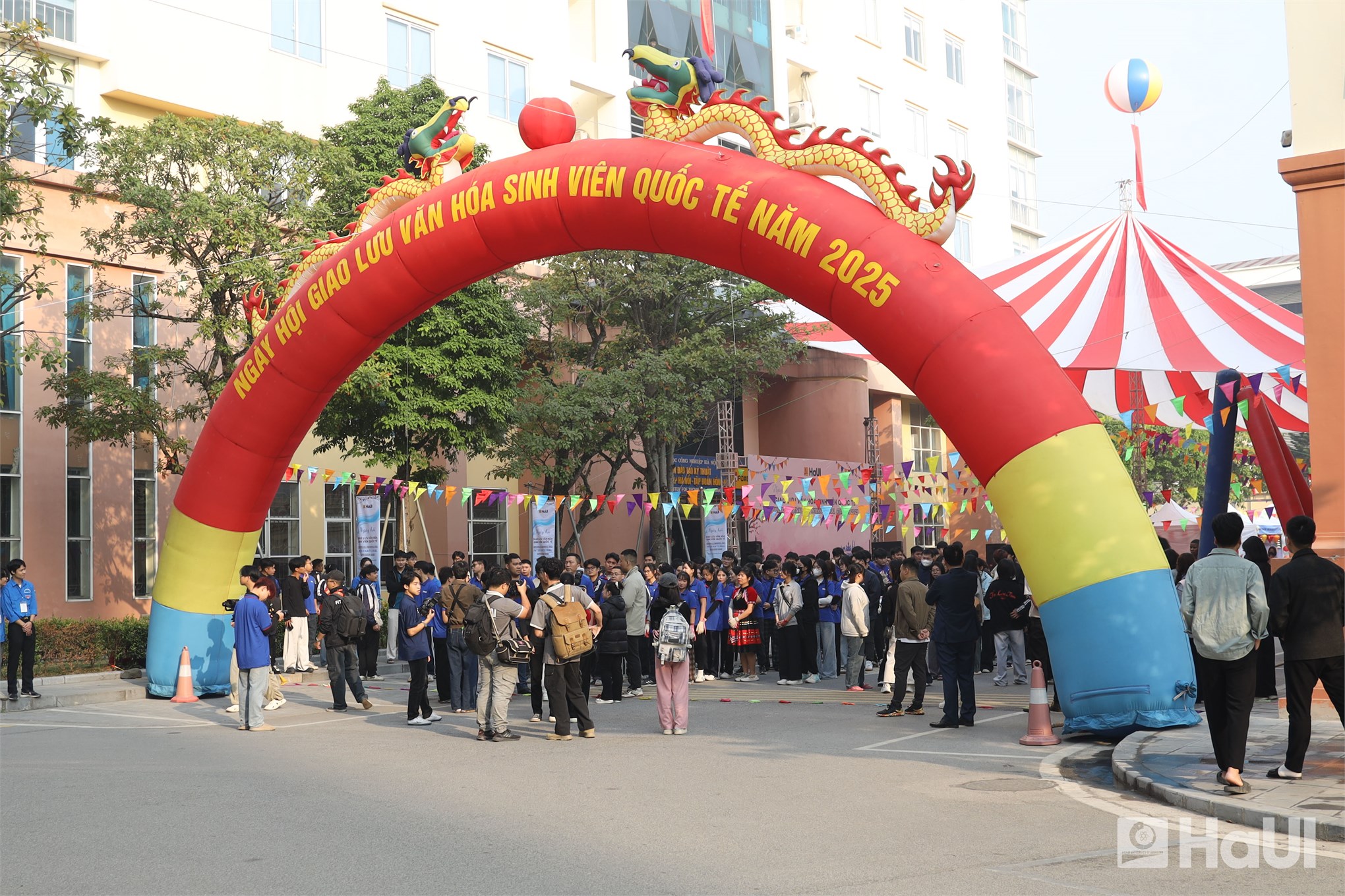 Trường Điện – Điện tử lan tỏa sắc màu văn hóa tại Ngày hội giao lưu sinh viên quốc tế 2025