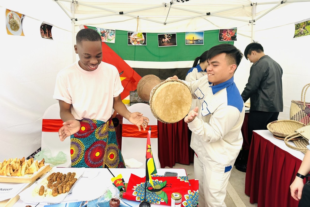 Trường Điện – Điện tử lan tỏa sắc màu văn hóa tại Ngày hội giao lưu sinh viên quốc tế 2025