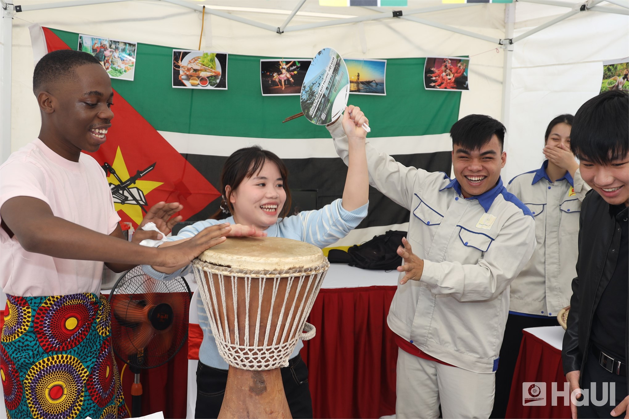 Trường Điện – Điện tử lan tỏa sắc màu văn hóa tại Ngày hội giao lưu sinh viên quốc tế 2025