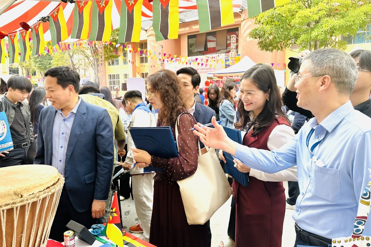 Trường Điện – Điện tử lan tỏa sắc màu văn hóa tại Ngày hội giao lưu sinh viên quốc tế 2025