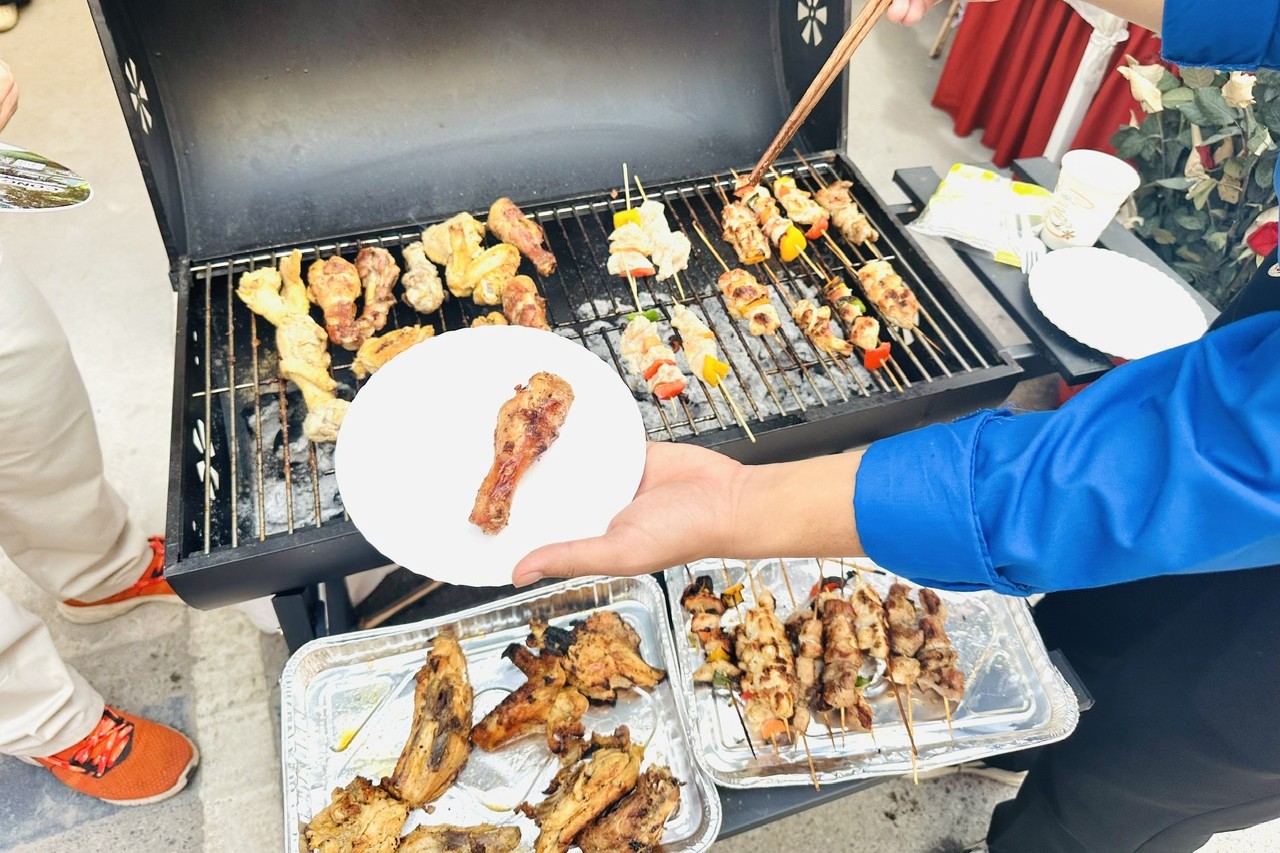 Trường Điện – Điện tử lan tỏa sắc màu văn hóa tại Ngày hội giao lưu sinh viên quốc tế 2025