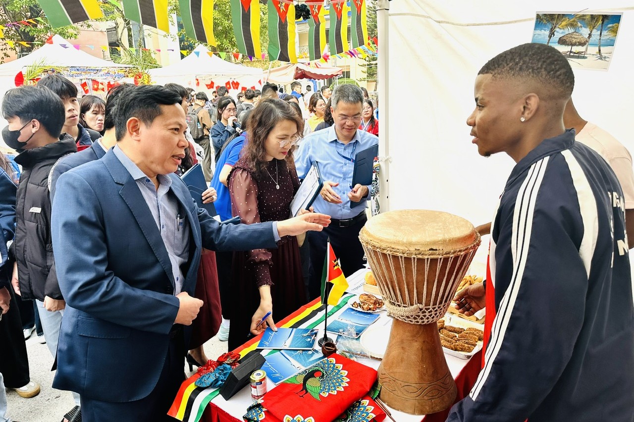 Trường Điện – Điện tử lan tỏa sắc màu văn hóa tại Ngày hội giao lưu sinh viên quốc tế 2025