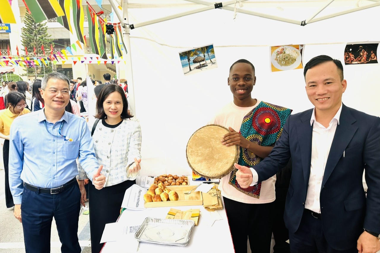 Trường Điện – Điện tử lan tỏa sắc màu văn hóa tại Ngày hội giao lưu sinh viên quốc tế 2025