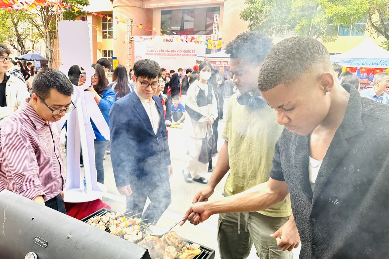 Trường Điện – Điện tử lan tỏa sắc màu văn hóa tại Ngày hội giao lưu sinh viên quốc tế 2025