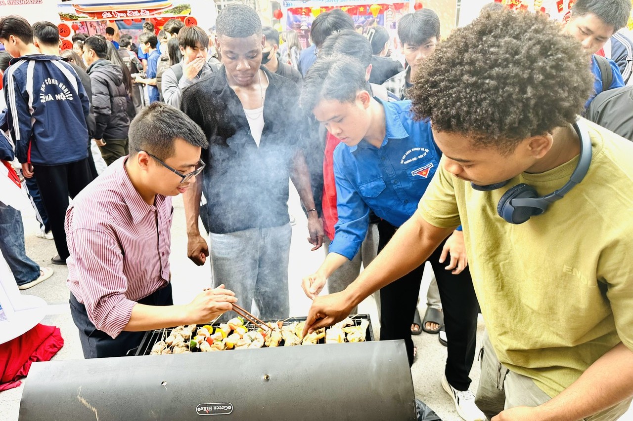 Trường Điện – Điện tử lan tỏa sắc màu văn hóa tại Ngày hội giao lưu sinh viên quốc tế 2025