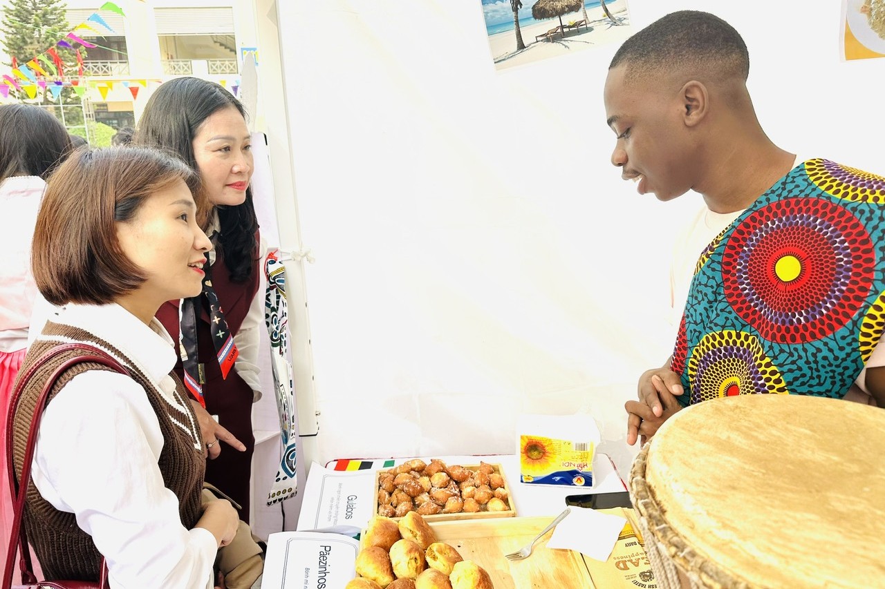 Trường Điện – Điện tử lan tỏa sắc màu văn hóa tại Ngày hội giao lưu sinh viên quốc tế 2025