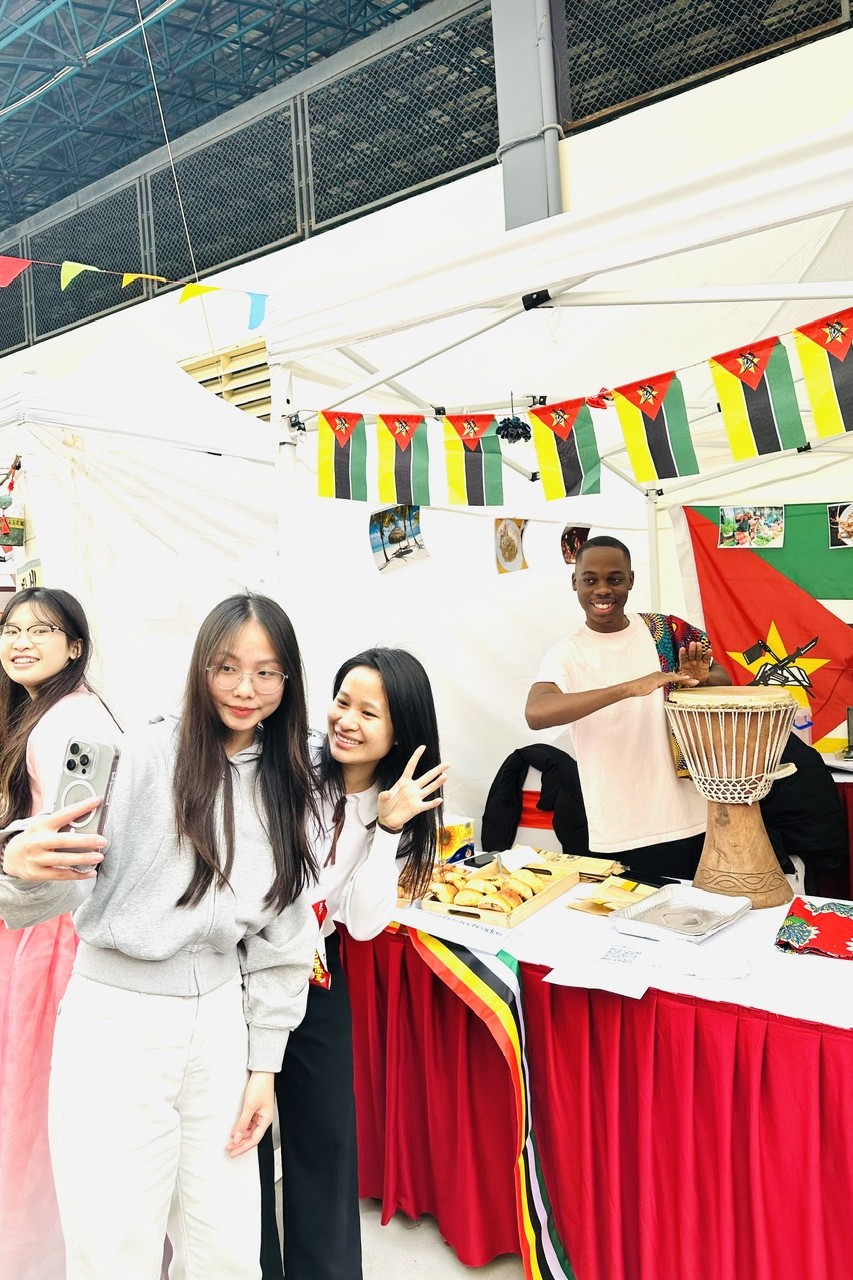 Trường Điện – Điện tử lan tỏa sắc màu văn hóa tại Ngày hội giao lưu sinh viên quốc tế 2025