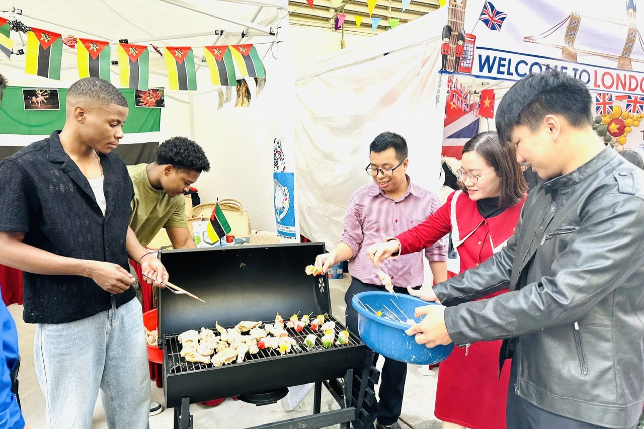 Trường Điện – Điện tử lan tỏa sắc màu văn hóa tại Ngày hội giao lưu sinh viên quốc tế 2025