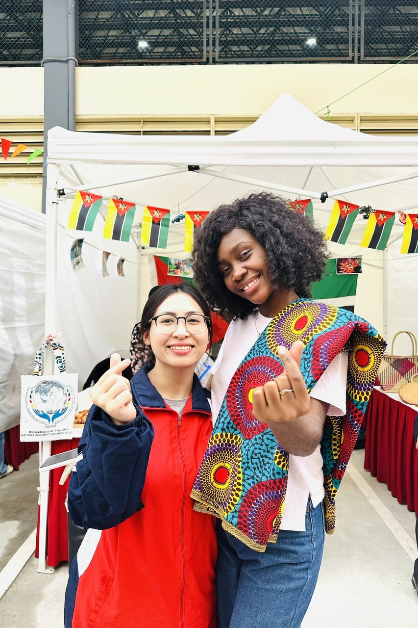 Trường Điện – Điện tử lan tỏa sắc màu văn hóa tại Ngày hội giao lưu sinh viên quốc tế 2025