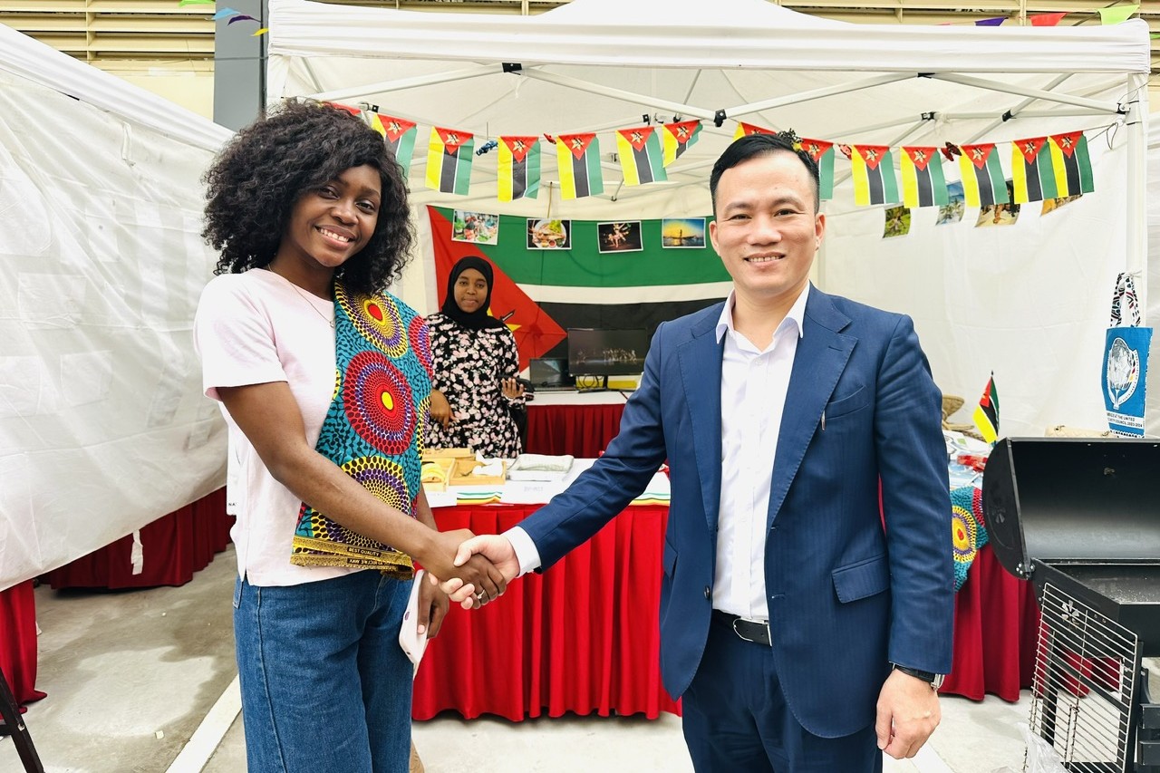 Trường Điện – Điện tử lan tỏa sắc màu văn hóa tại Ngày hội giao lưu sinh viên quốc tế 2025