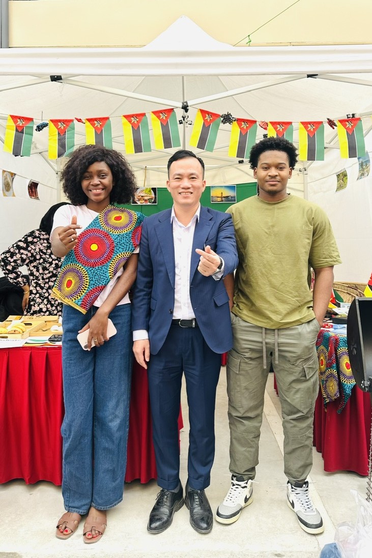 Trường Điện – Điện tử lan tỏa sắc màu văn hóa tại Ngày hội giao lưu sinh viên quốc tế 2025