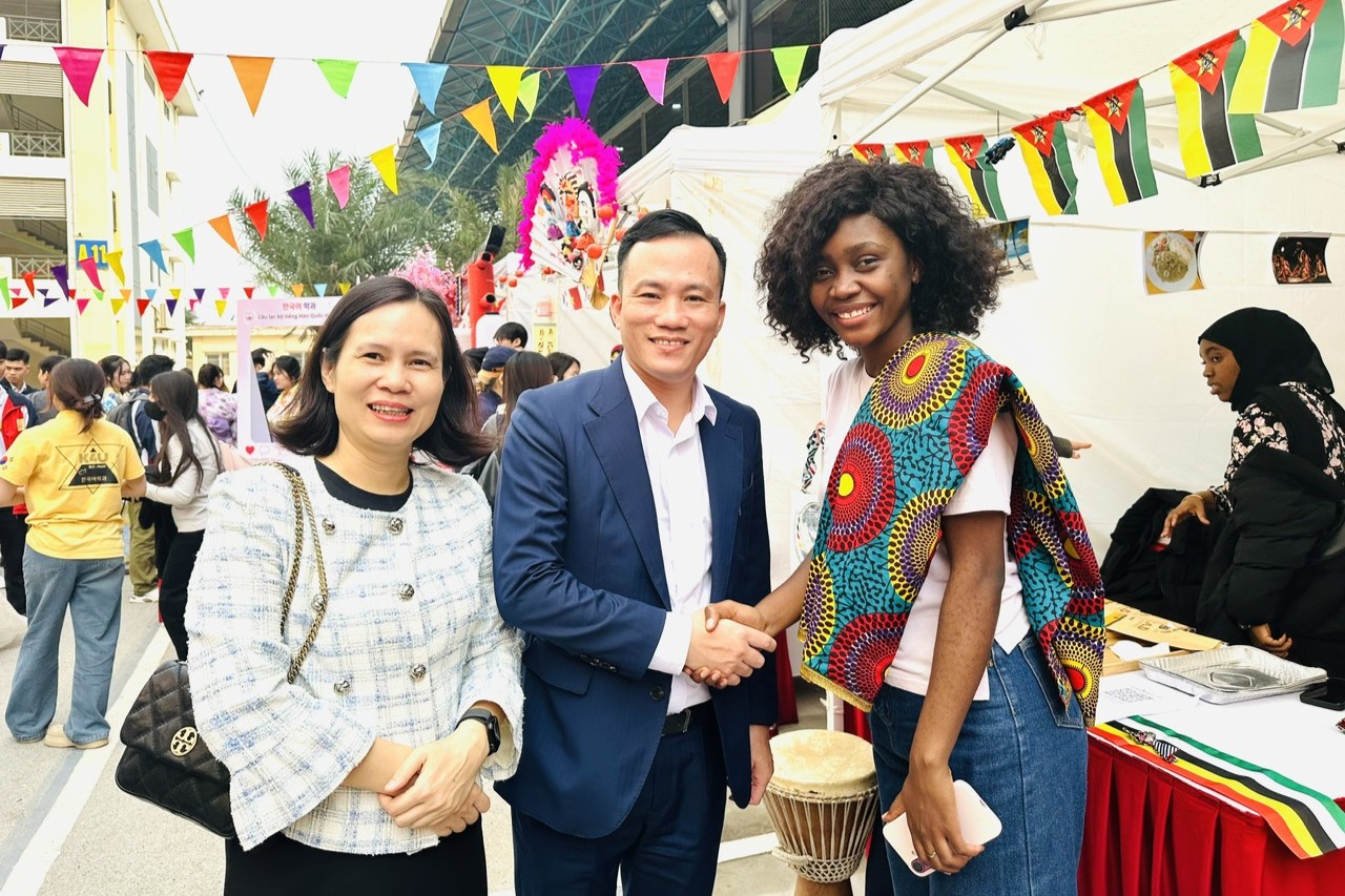 Trường Điện – Điện tử lan tỏa sắc màu văn hóa tại Ngày hội giao lưu sinh viên quốc tế 2025