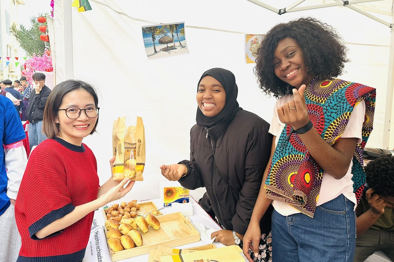 Trường Điện – Điện tử lan tỏa sắc màu văn hóa tại Ngày hội giao lưu sinh viên quốc tế 2025