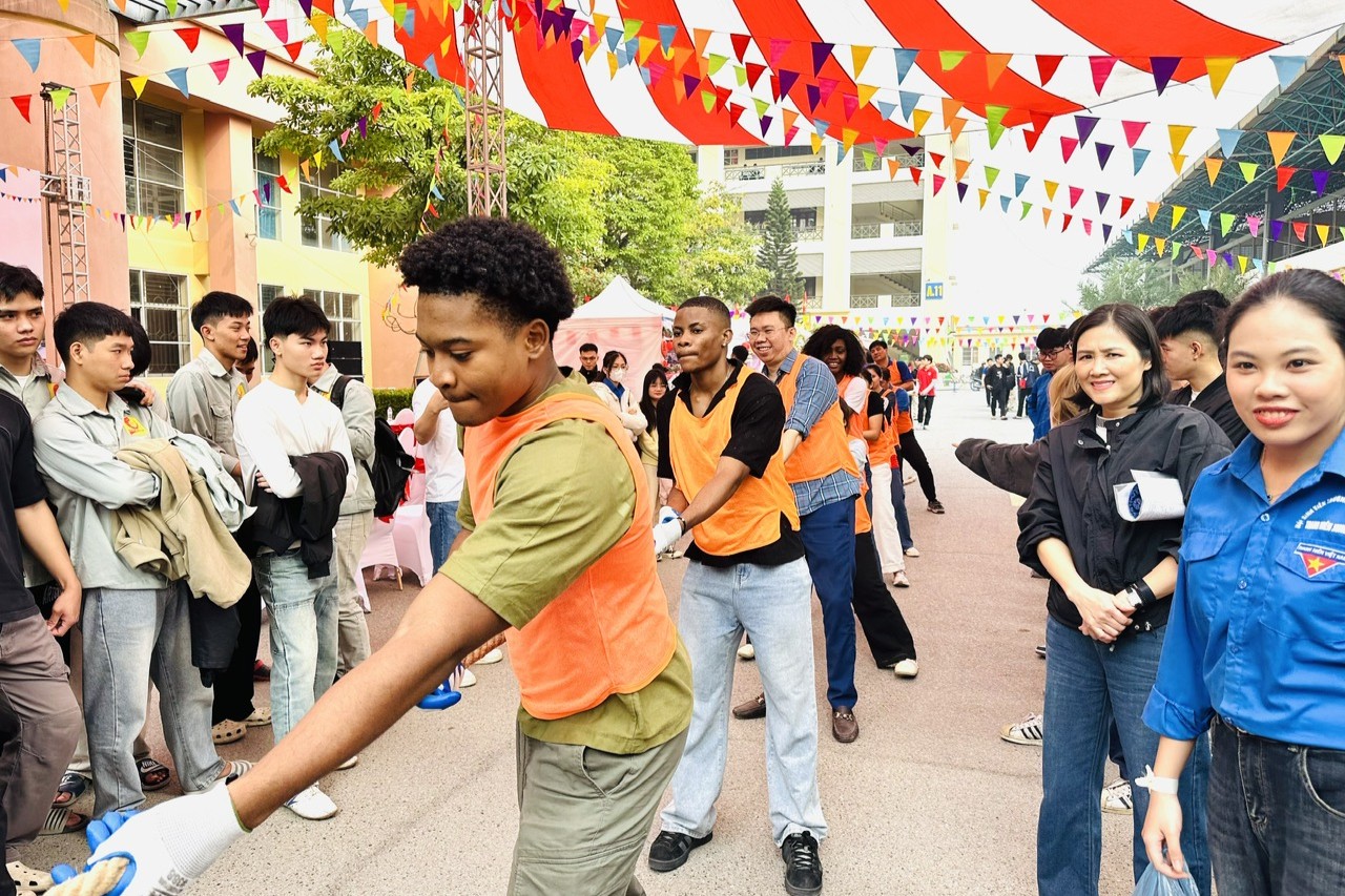 Trường Điện – Điện tử lan tỏa sắc màu văn hóa tại Ngày hội giao lưu sinh viên quốc tế 2025