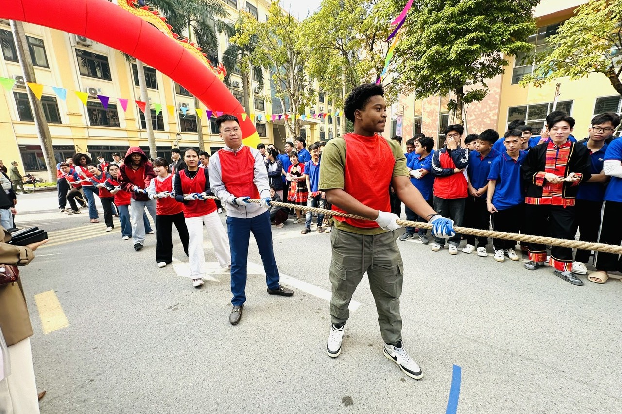 Trường Điện – Điện tử lan tỏa sắc màu văn hóa tại Ngày hội giao lưu sinh viên quốc tế 2025