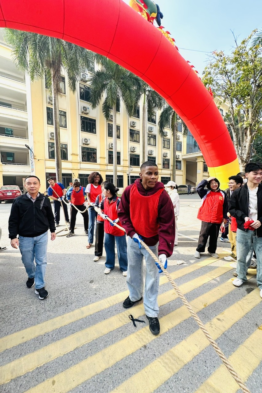 Trường Điện – Điện tử lan tỏa sắc màu văn hóa tại Ngày hội giao lưu sinh viên quốc tế 2025