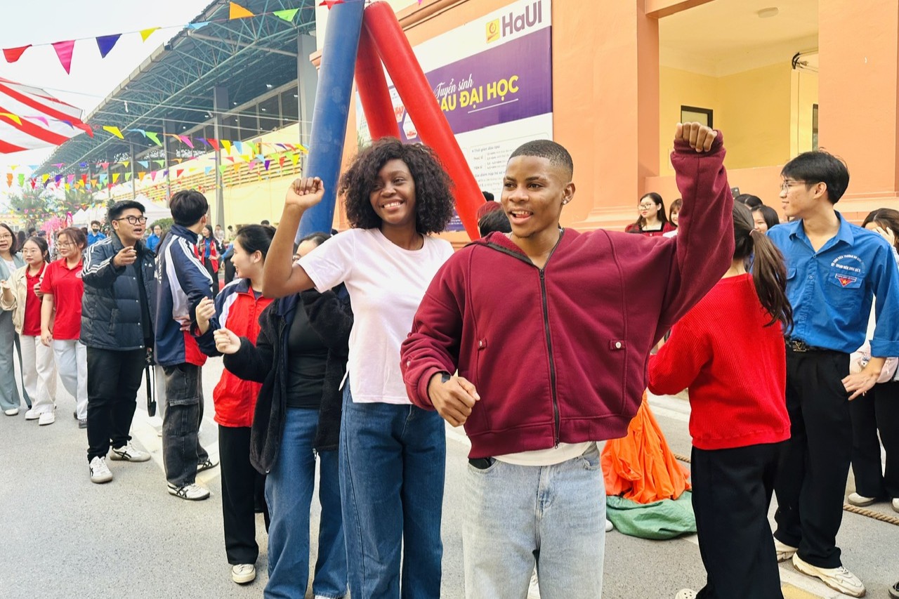 Trường Điện – Điện tử lan tỏa sắc màu văn hóa tại Ngày hội giao lưu sinh viên quốc tế 2025