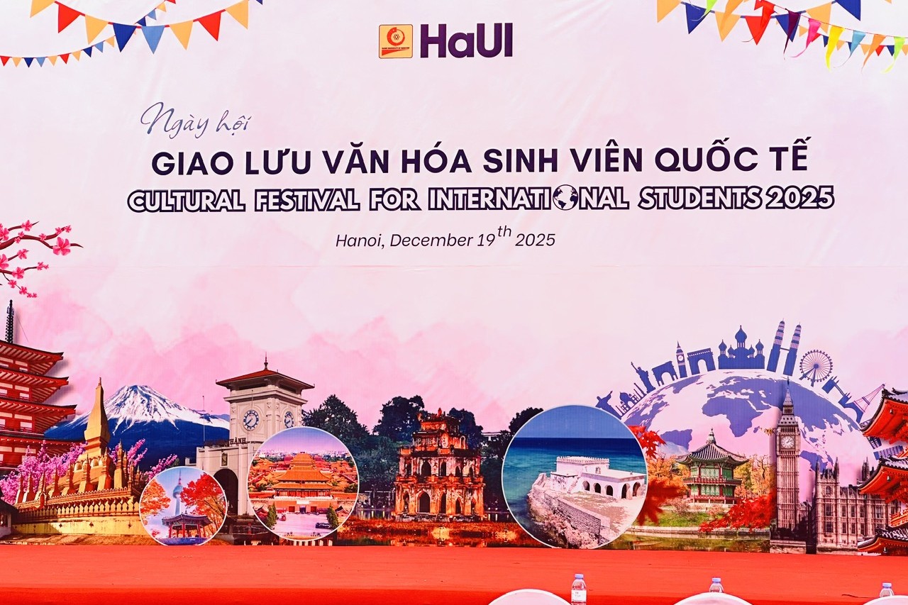 Trường Điện – Điện tử lan tỏa sắc màu văn hóa tại Ngày hội giao lưu sinh viên quốc tế 2025