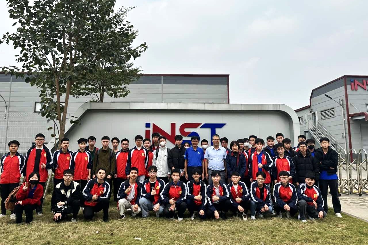 Sinh viên Trường Điện – Điện tử tham quan, trải nghiệm thực tế tại Công ty TNHH INST Magnetic New Materials Việt Nam