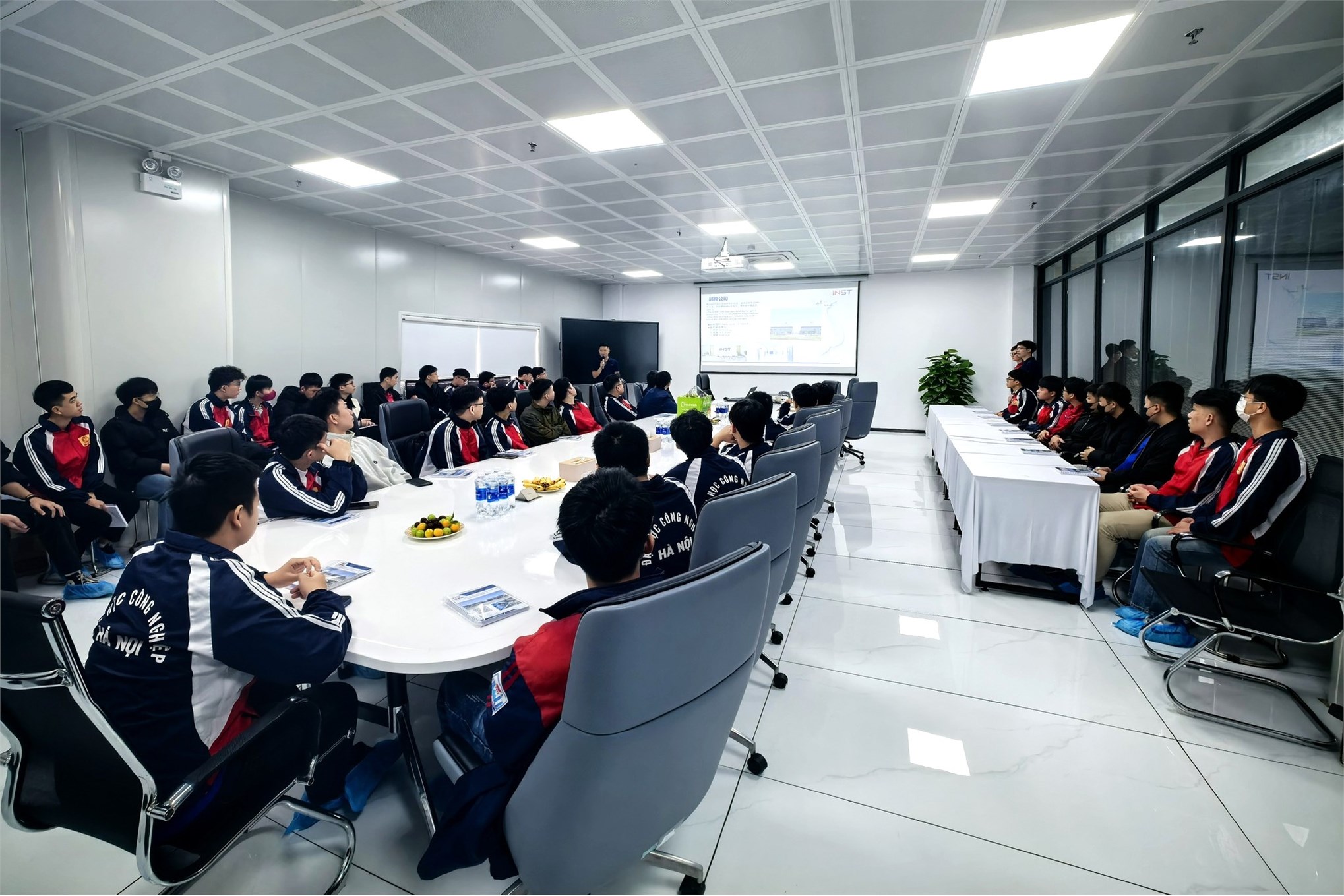 Sinh viên Trường Điện – Điện tử tham quan, trải nghiệm thực tế tại Công ty TNHH INST Magnetic New Materials Việt Nam