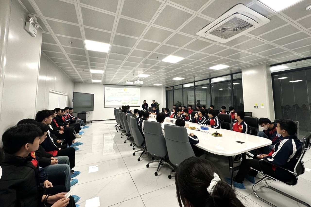 Sinh viên Trường Điện – Điện tử tham quan, trải nghiệm thực tế tại Công ty TNHH INST Magnetic New Materials Việt Nam