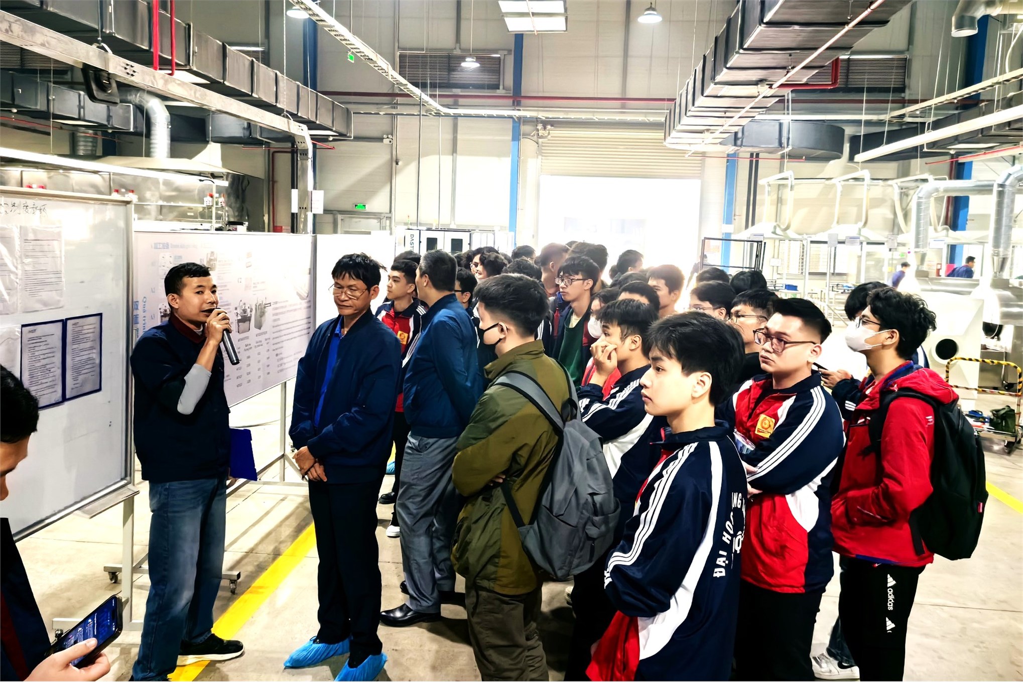 Sinh viên Trường Điện – Điện tử tham quan, trải nghiệm thực tế tại Công ty TNHH INST Magnetic New Materials Việt Nam