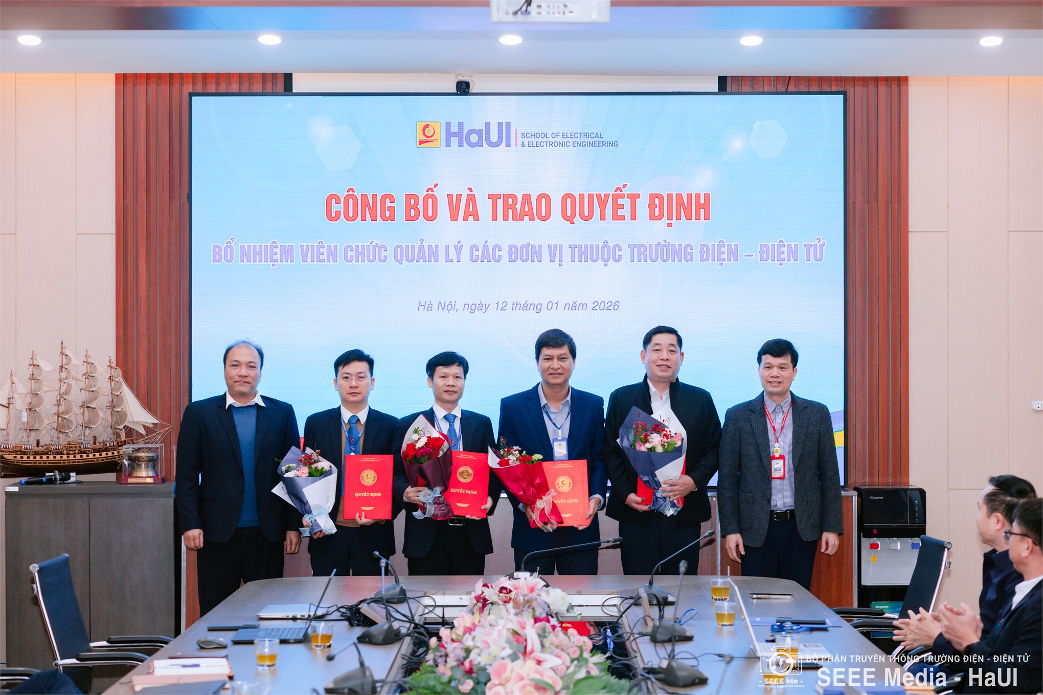 Trường Điện – Điện tử công bố và trao Quyết định bổ nhiệm viên chức quản lý các đơn vị