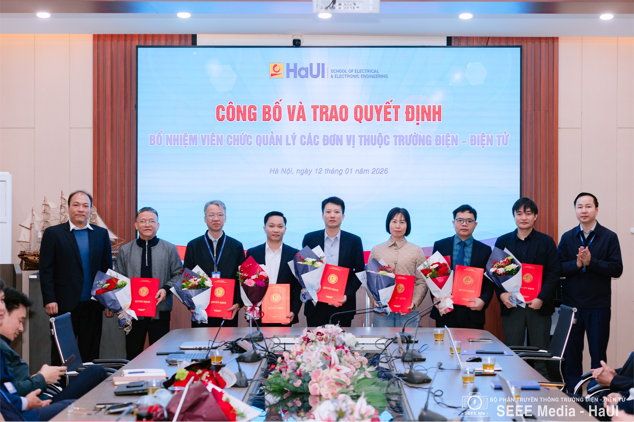 Trường Điện – Điện tử công bố và trao Quyết định bổ nhiệm viên chức quản lý các đơn vị