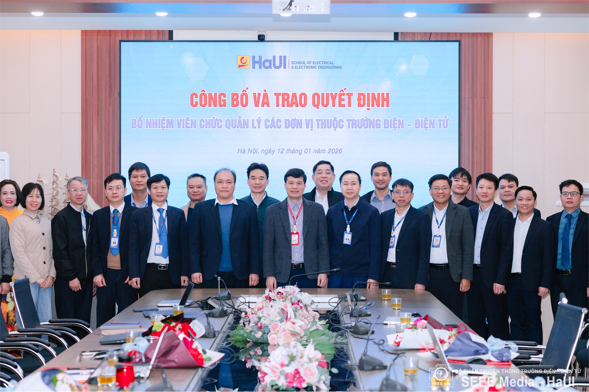 Trường Điện – Điện tử công bố và trao Quyết định bổ nhiệm viên chức quản lý các đơn vị