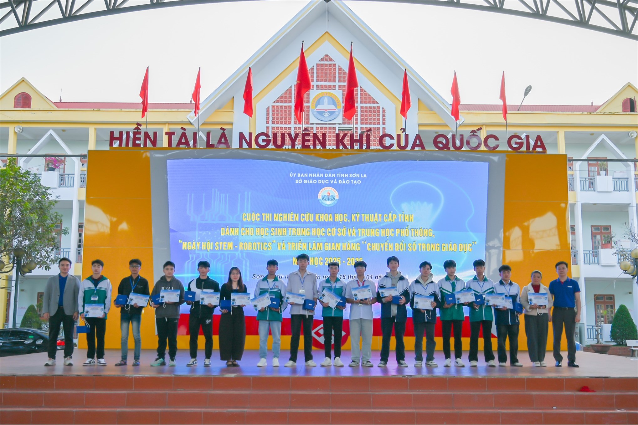 Trường Điện – Điện tử tư vấn tuyển sinh gắn với công nghệ: lan tỏa STEM – Robotics cho học sinh tỉnh Sơn La