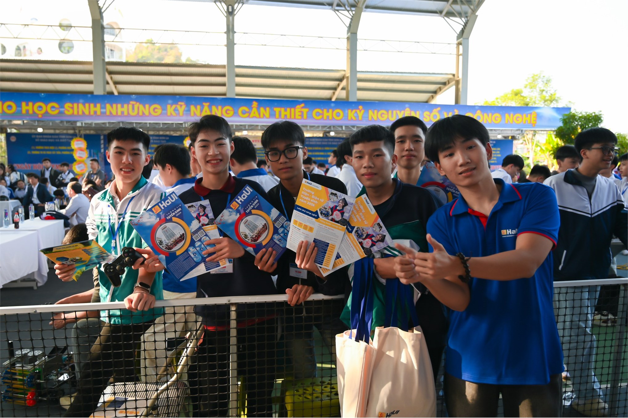 Trường Điện – Điện tử tư vấn tuyển sinh gắn với công nghệ: lan tỏa STEM – Robotics cho học sinh tỉnh Sơn La