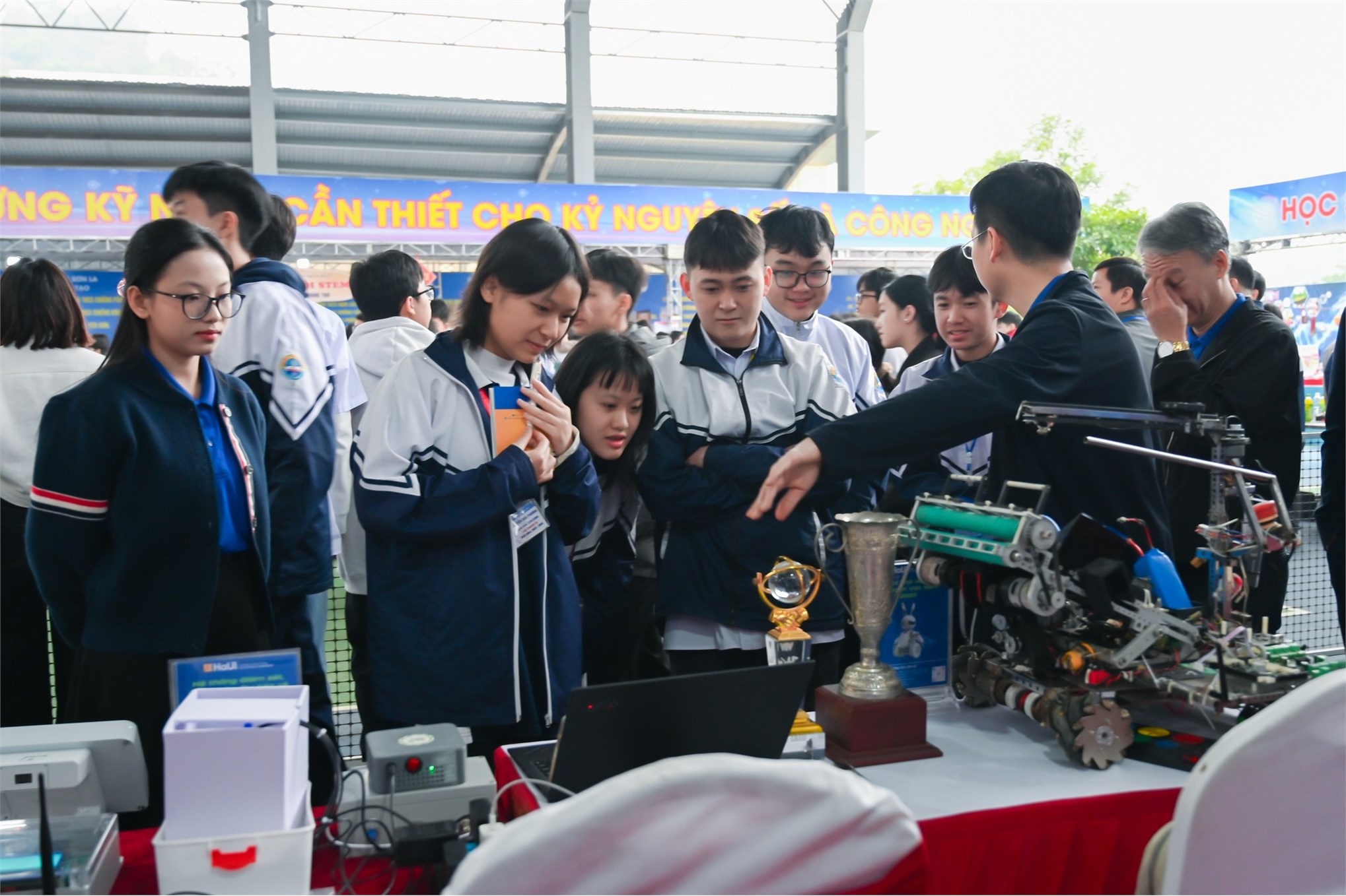 Trường Điện – Điện tử tư vấn tuyển sinh gắn với công nghệ: lan tỏa STEM – Robotics cho học sinh tỉnh Sơn La