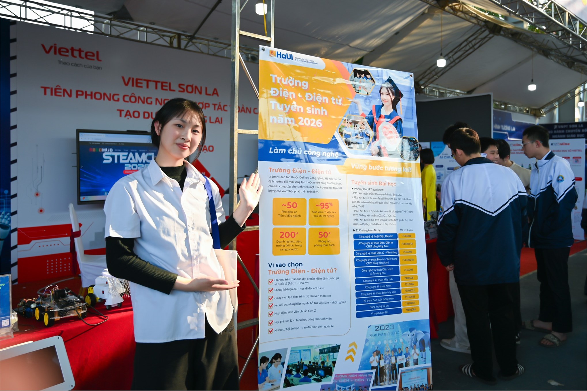 Trường Điện – Điện tử tư vấn tuyển sinh gắn với công nghệ: lan tỏa STEM – Robotics cho học sinh tỉnh Sơn La