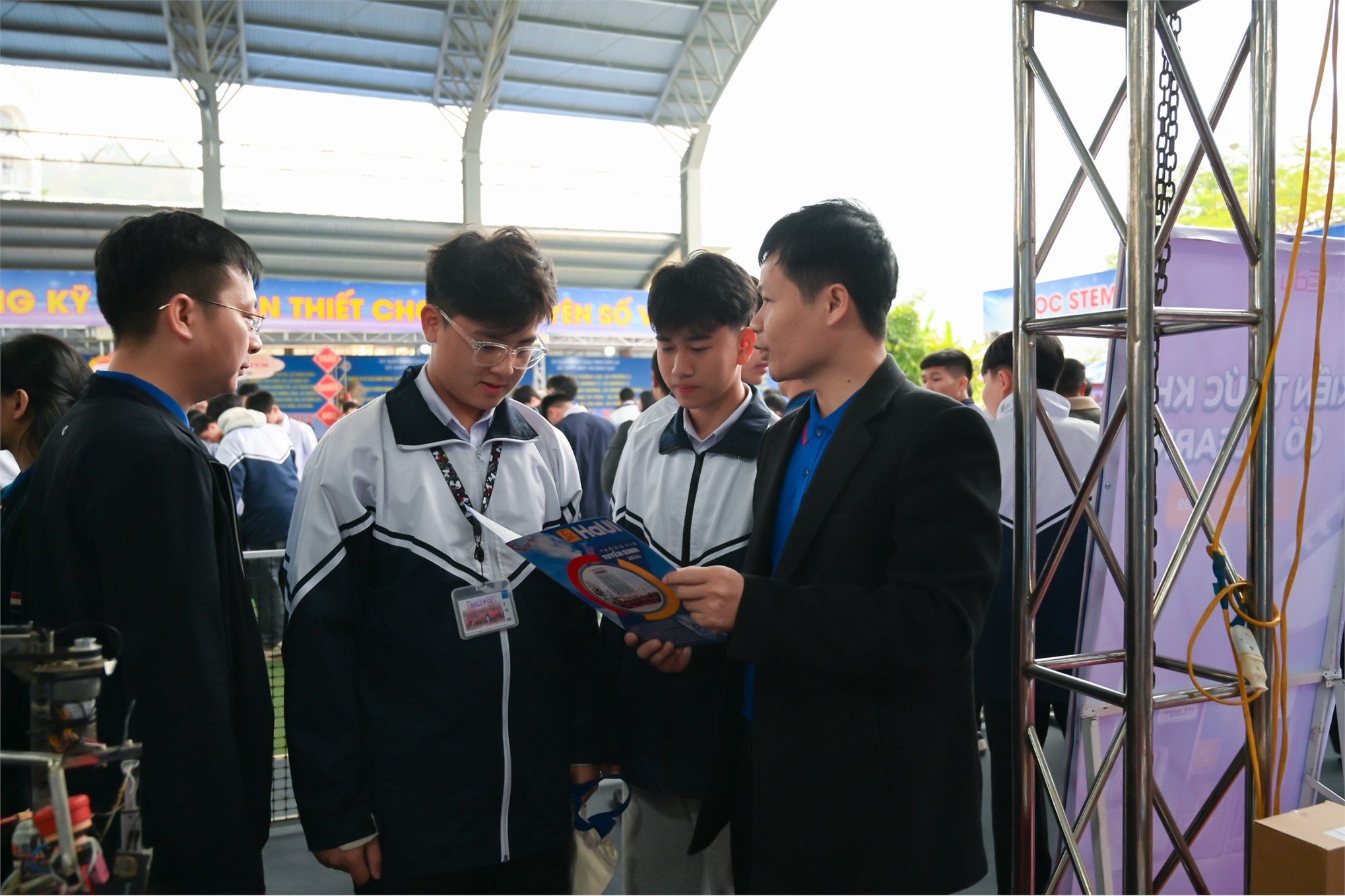 Trường Điện – Điện tử tư vấn tuyển sinh gắn với công nghệ: lan tỏa STEM – Robotics cho học sinh tỉnh Sơn La