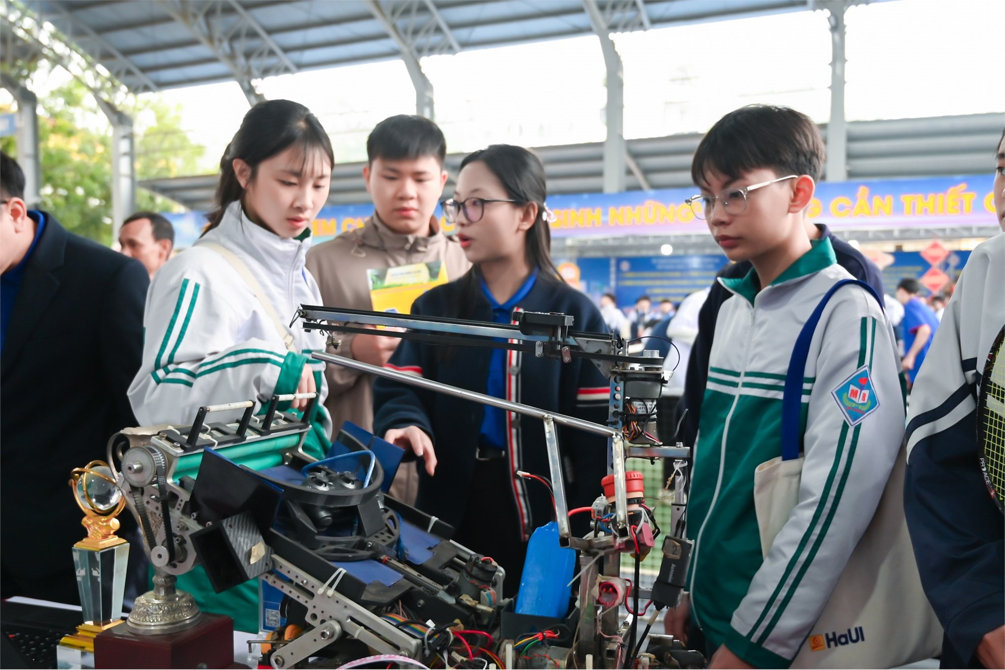 Trường Điện – Điện tử tư vấn tuyển sinh gắn với công nghệ: lan tỏa STEM – Robotics cho học sinh tỉnh Sơn La