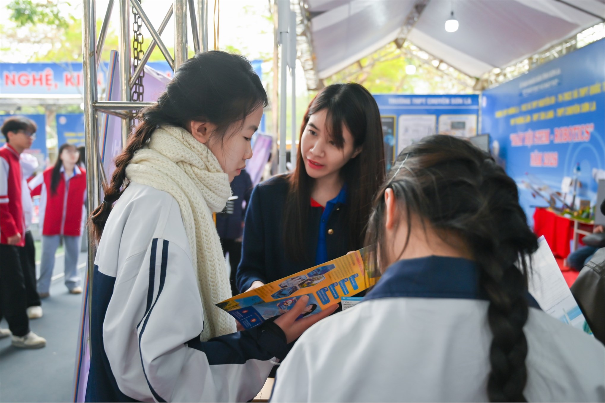 Trường Điện – Điện tử tư vấn tuyển sinh gắn với công nghệ: lan tỏa STEM – Robotics cho học sinh tỉnh Sơn La