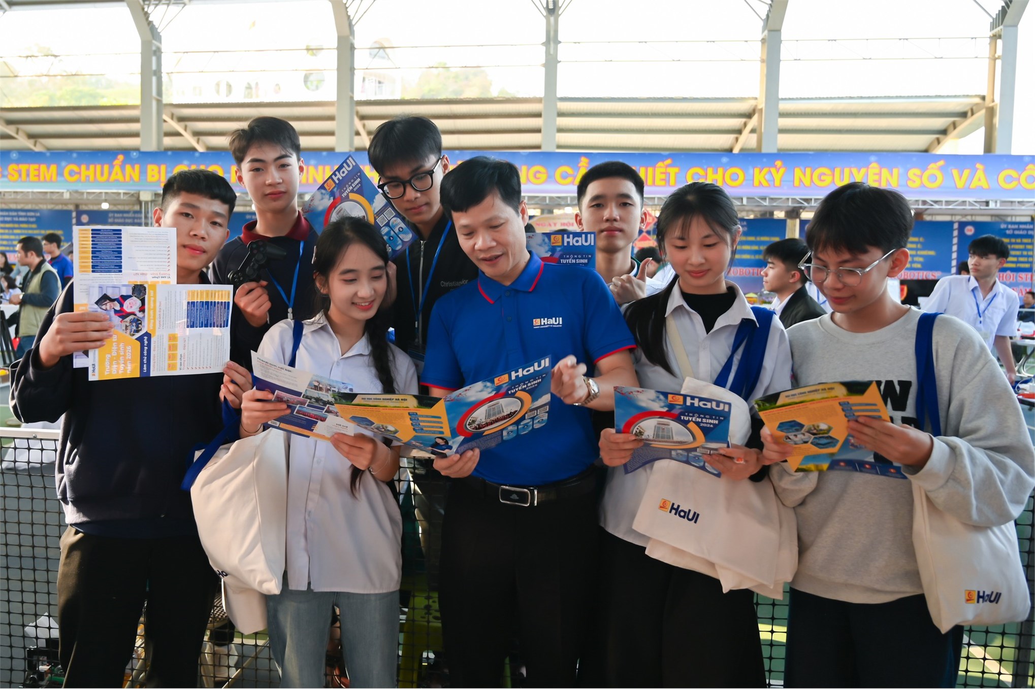 Trường Điện – Điện tử tư vấn tuyển sinh gắn với công nghệ: lan tỏa STEM – Robotics cho học sinh tỉnh Sơn La