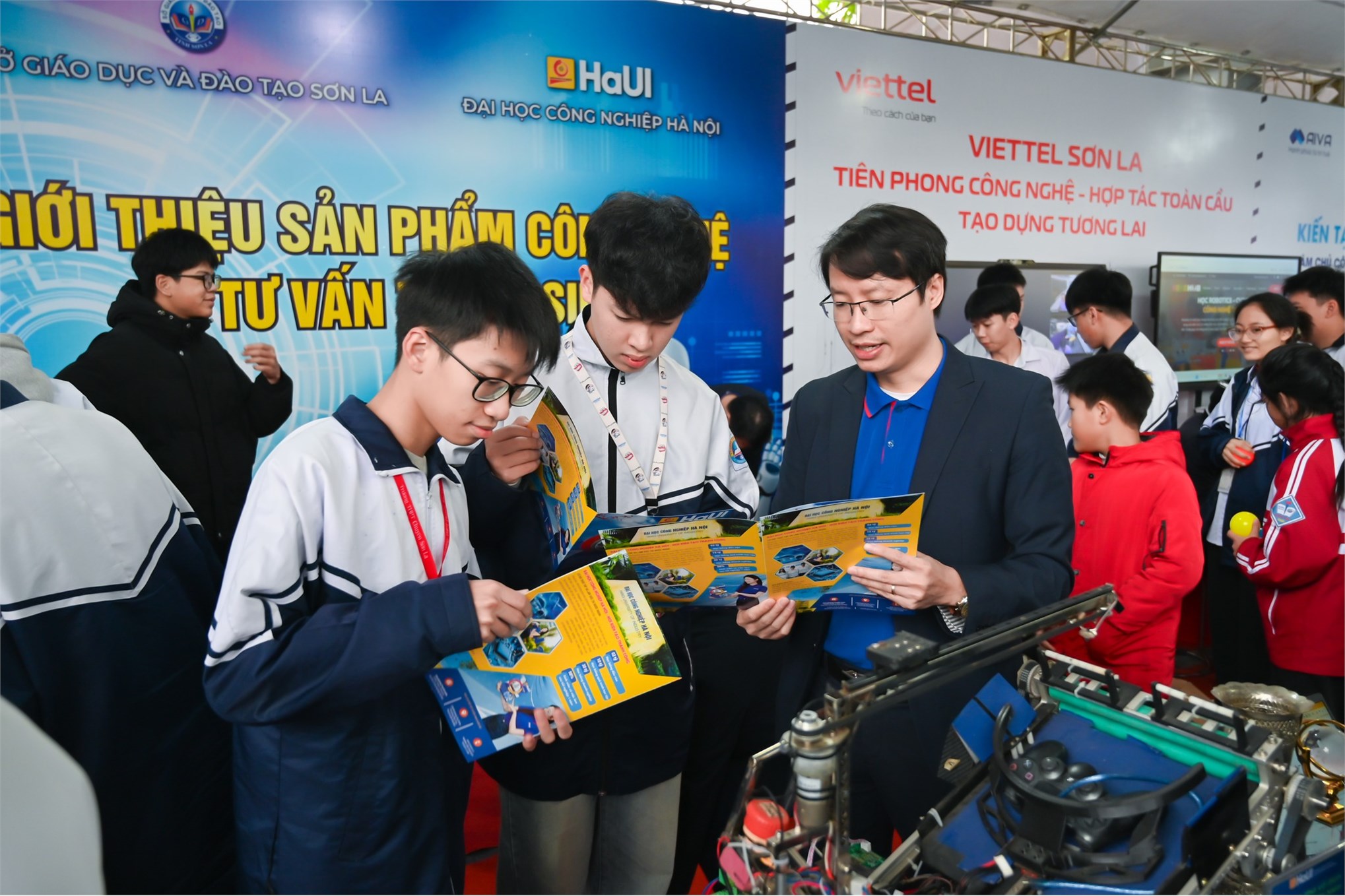 Trường Điện – Điện tử tư vấn tuyển sinh gắn với công nghệ: lan tỏa STEM – Robotics cho học sinh tỉnh Sơn La