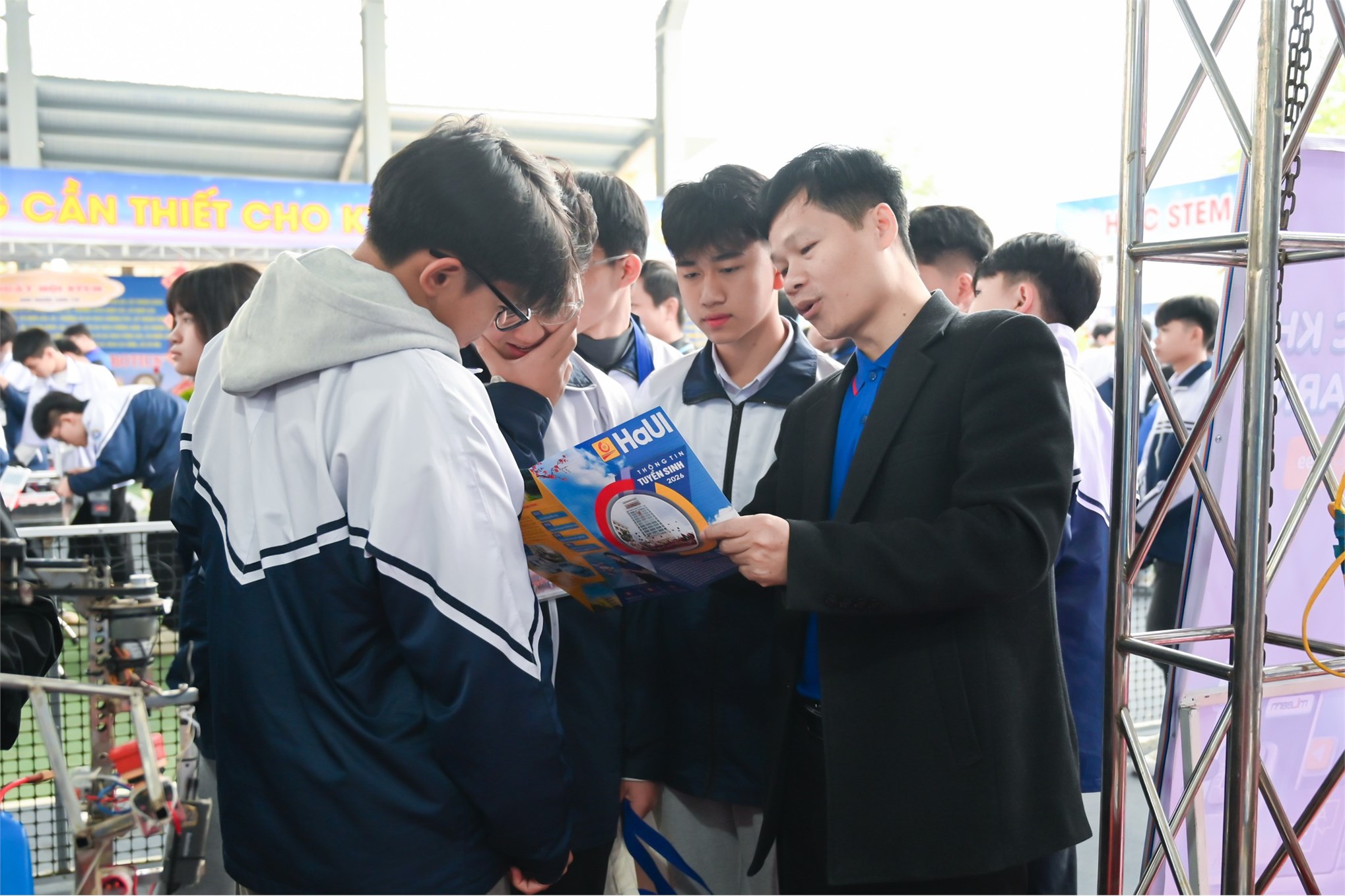 Trường Điện – Điện tử tư vấn tuyển sinh gắn với công nghệ: lan tỏa STEM – Robotics cho học sinh tỉnh Sơn La