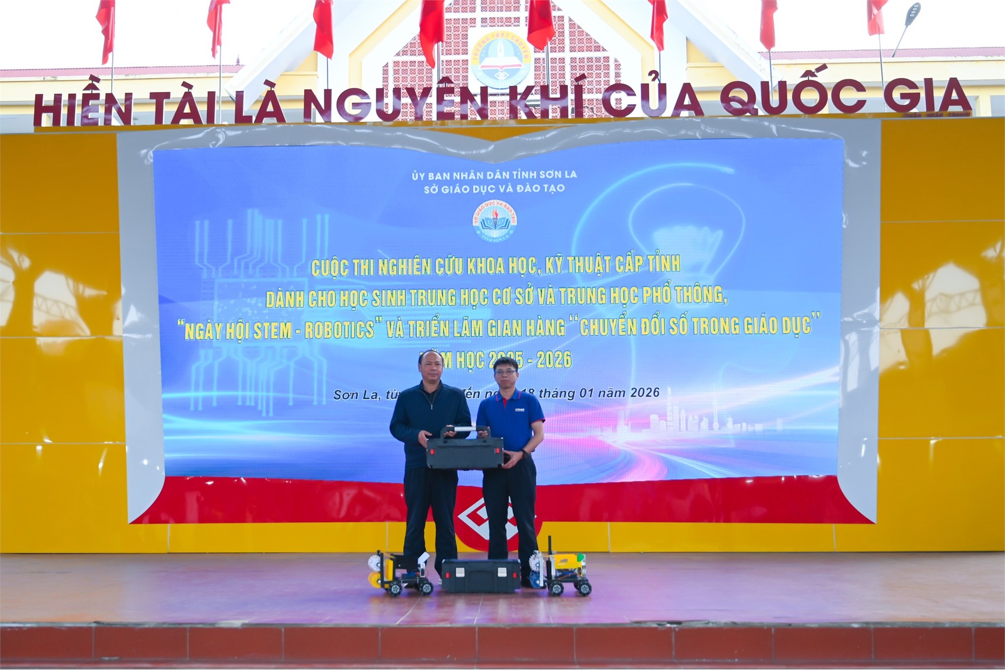 Trường Điện – Điện tử tư vấn tuyển sinh gắn với công nghệ: lan tỏa STEM – Robotics cho học sinh tỉnh Sơn La