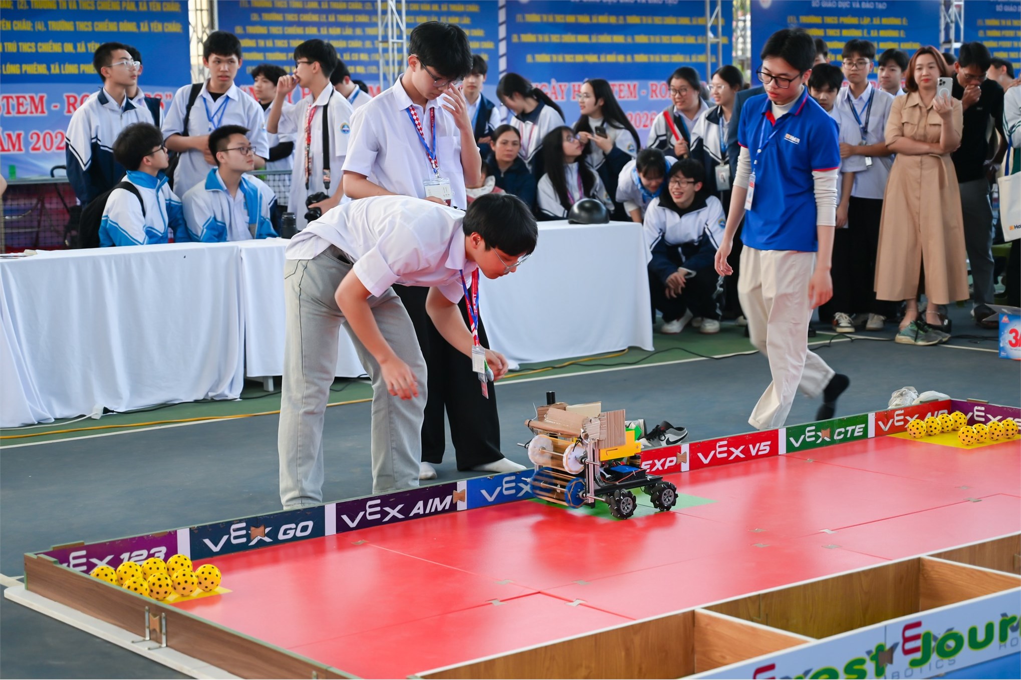 Trường Điện – Điện tử tư vấn tuyển sinh gắn với công nghệ: lan tỏa STEM – Robotics cho học sinh tỉnh Sơn La